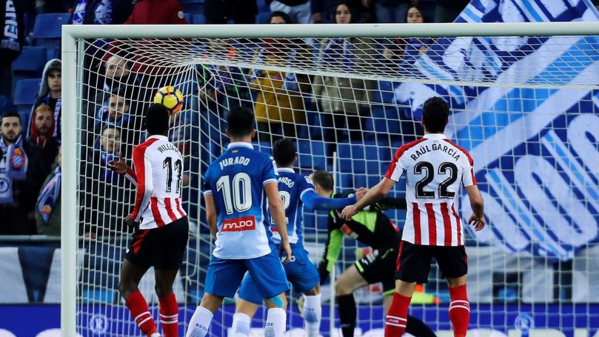 Iñaki Williams marca el gol con el que el Athletic se llevó un punto del campo del Espanyol.
