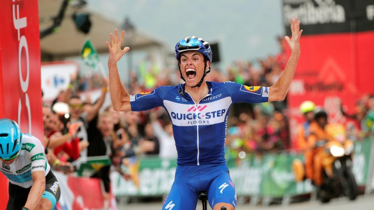 El joven corredor balear Enric Mas, de 23 años, celebra eufórico su triunfo ayer en la etapa que discurrió por Andorra.