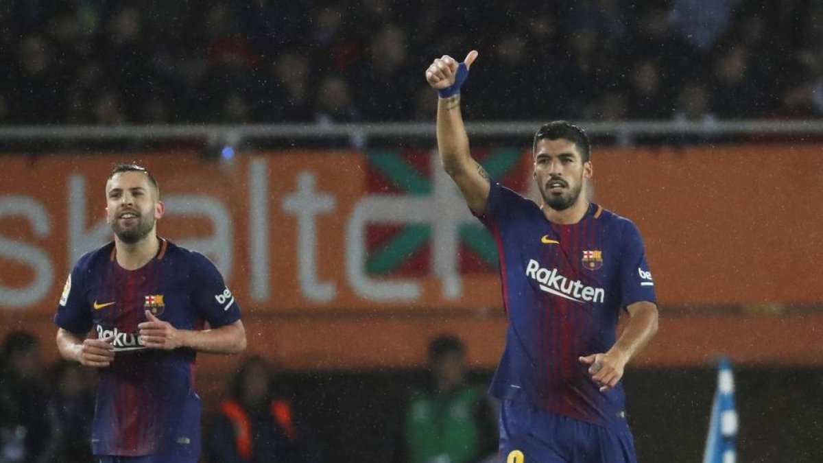 Luis Suárez, después de marcar el tercer gol del Barça, se dirige hacia el centro del campo con su compañero Jordi Alba.