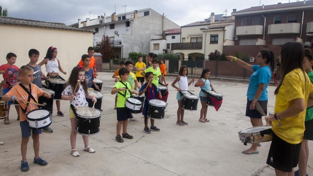 Los ‘tabalers’ ensayan estos días intensamente para su debut durante la fiesta mayor, el primer fin de semana de septiembre.