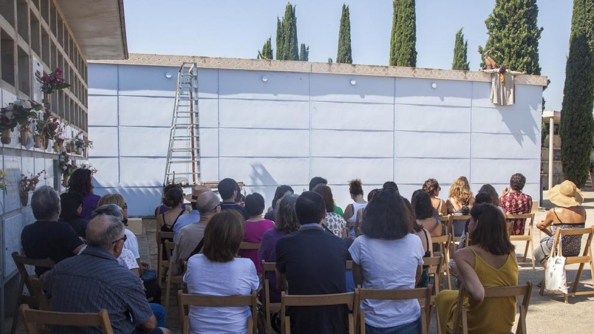 Familiars de difunts van mostrar el seu malestar per la proximitat dels actors i del públic als nínxols.