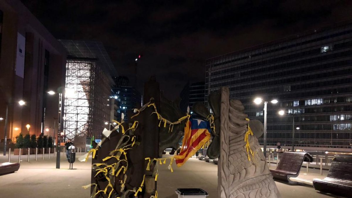 El CDR de Bruselas colocó ayer lazos amarillos y una estelada ante la Comisión Europea.