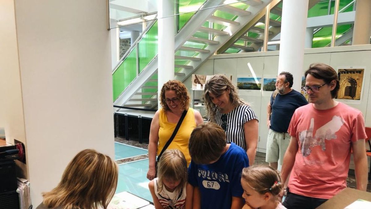 Imatge d’un grup de visitants a l’oficina de turisme del Pallars Jussà.