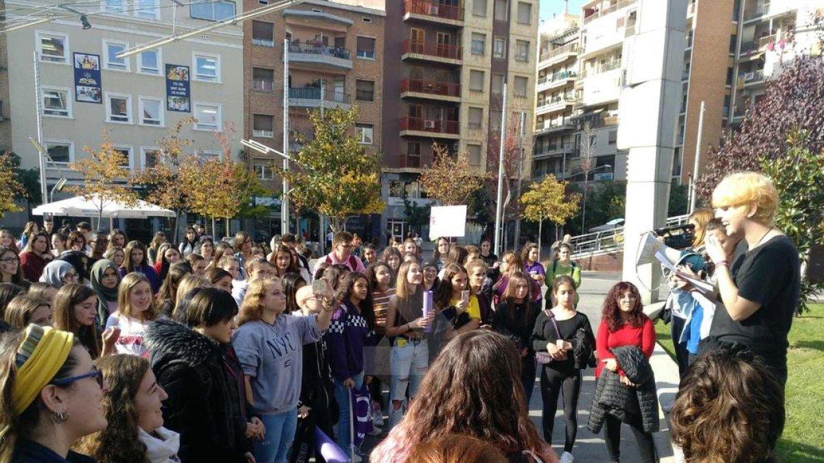 Decenas de estudiantes protestan en Lleida contra el machismo