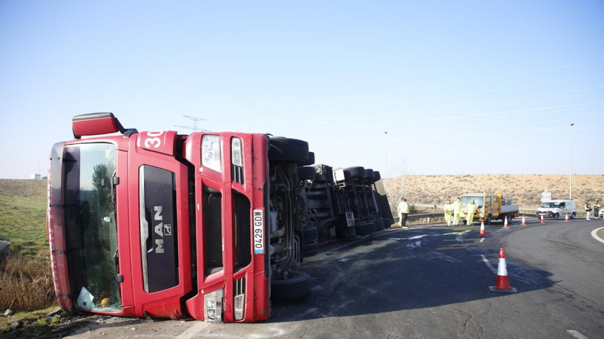 Imatge del tràiler bolcat, que va obligar a tallar un carril d’una rotonda a l’N-240.