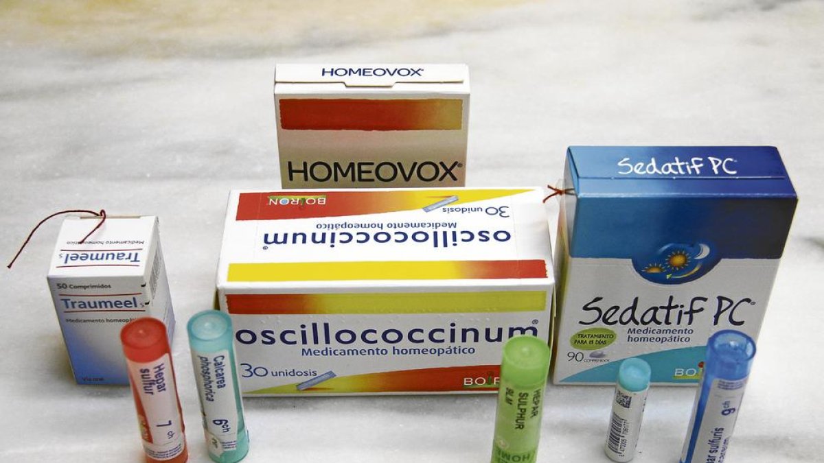 Distintos productos homeopáticos a la venta en una farmacia de Lleida.