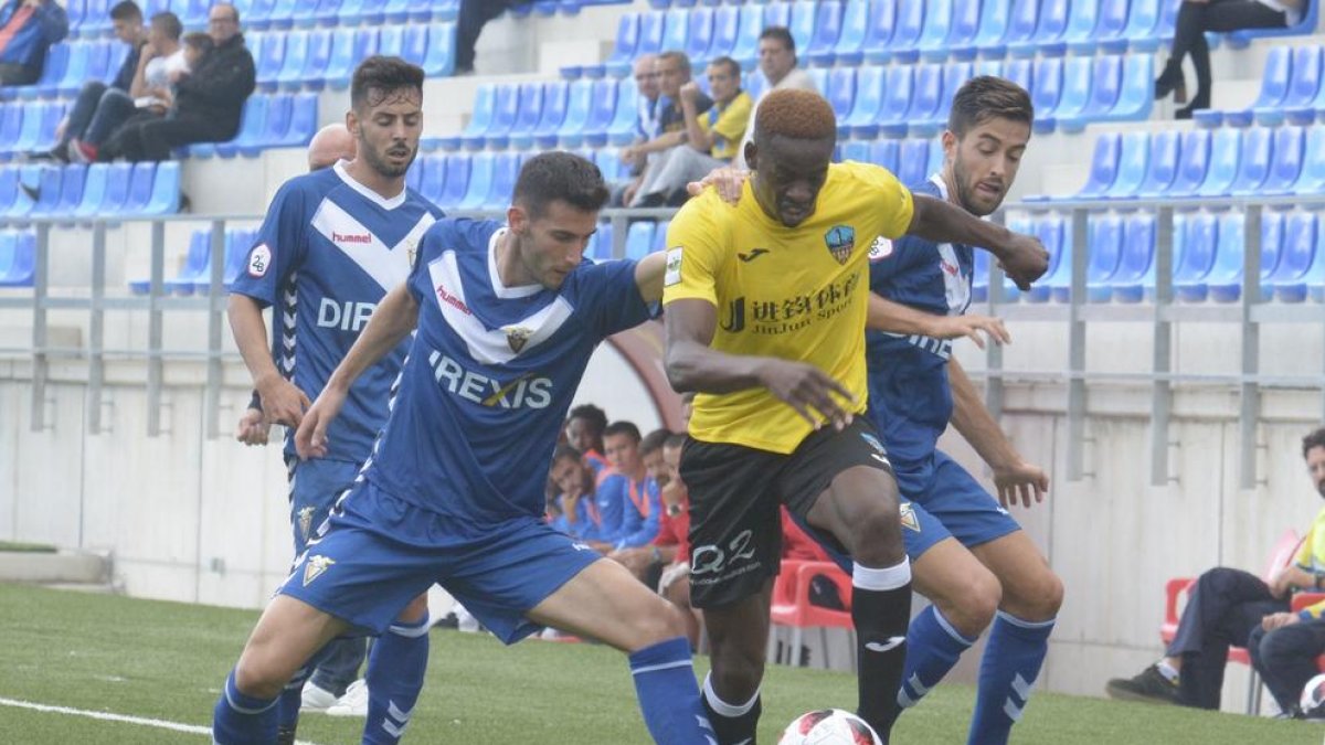 El Lleida arranca un punto jugando con diez