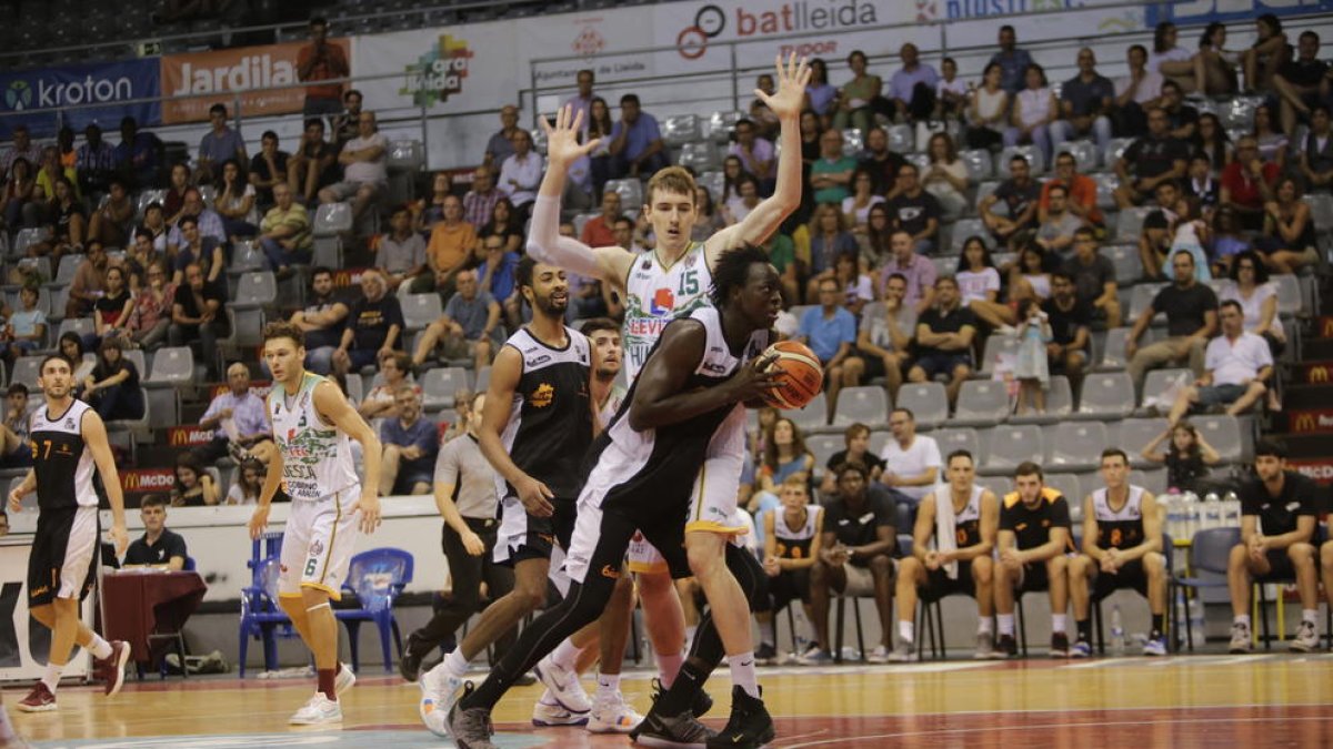 Ablaye Mbaye intenta superar Hartwich durant el partit d’ahir.