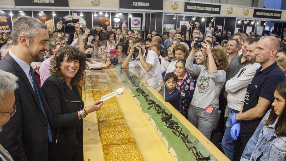 La consellera d’Agricultura, Teresa Jordà, va presidir el repartiment de les dos barres gegants de torró, de 250 kg cada una, de Torrons Vicens.