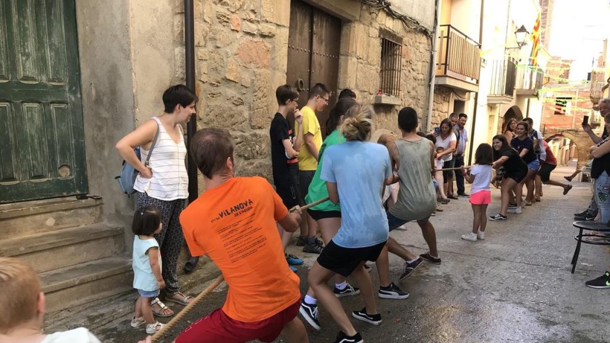 ‘Aiguada’ per a grans i petits a Sucs i jocs infantils al matí a Vilanova de l’Aguda, també de festa major.
