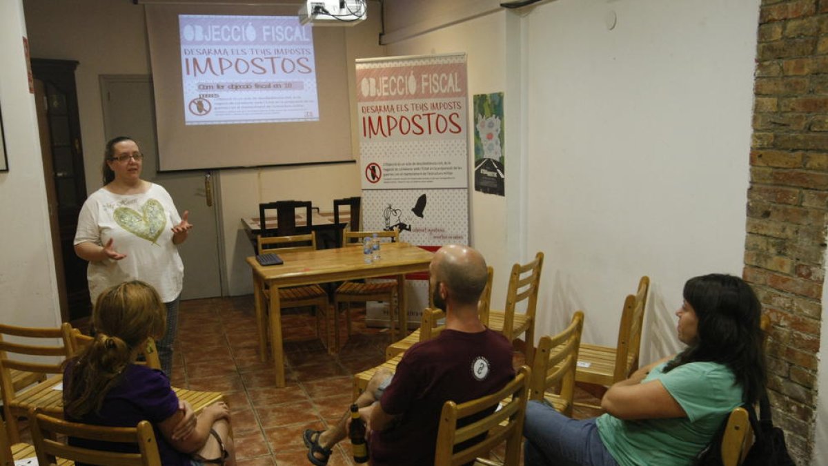 Una xarrada sobre l’objecció fiscal, ahir a l’Ateneu La Baula.
