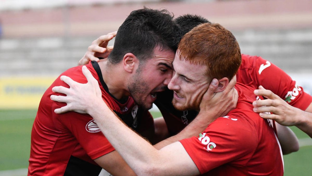 Òscar Canadell celebra con Albert Juclà el tanto que le dio la victoria al EFAC, ayer en Igualada.