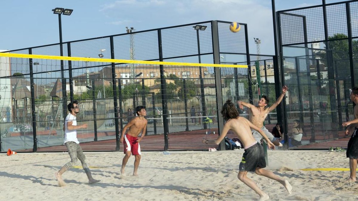 Joves de Cervera jugant a vòlei platja a la nova pista que s’ha habilitat a la ciutat.