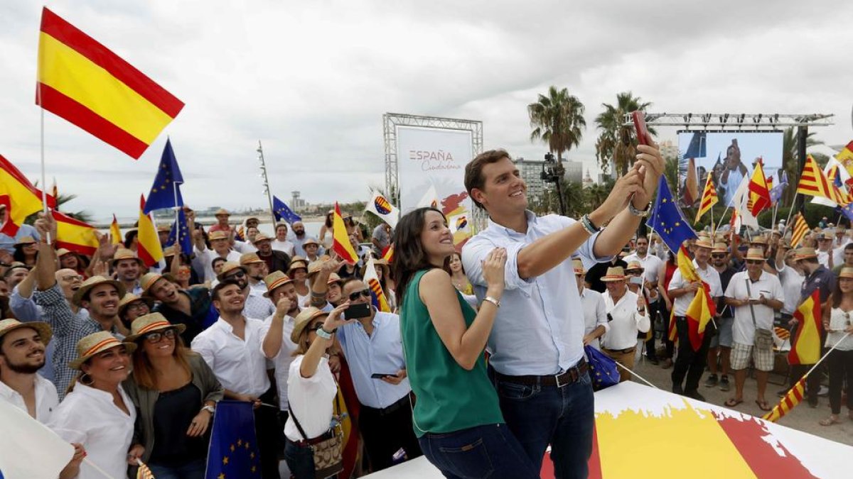 Rivera i Arrimadas, ahir al moll de la Marina de Barcelona.