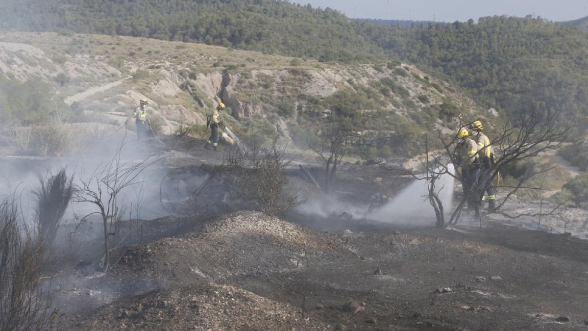Cremen pneumàtics i matolls a Seròs