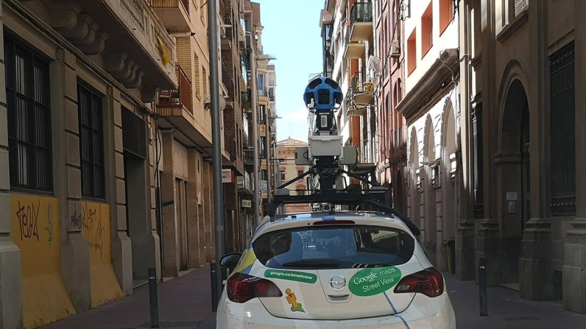 El vehículo de Google, ayer en la calle Comerç de Lleida.