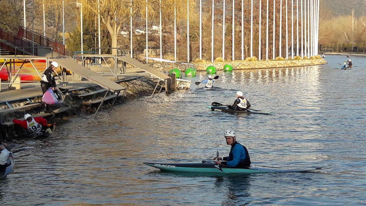 Al Parc del Segre s’han col·locat unes rampes perquè els palistes del Cadí puguin entrenar-se.