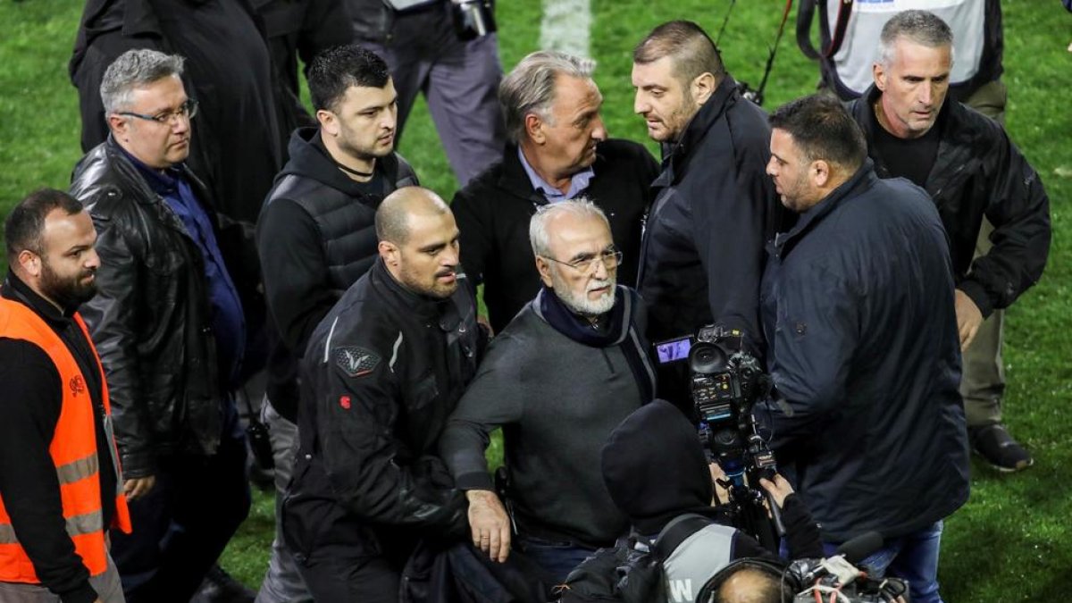 Ivan Savvidis, propietario del PAOK, saltó al campo con una pistola.