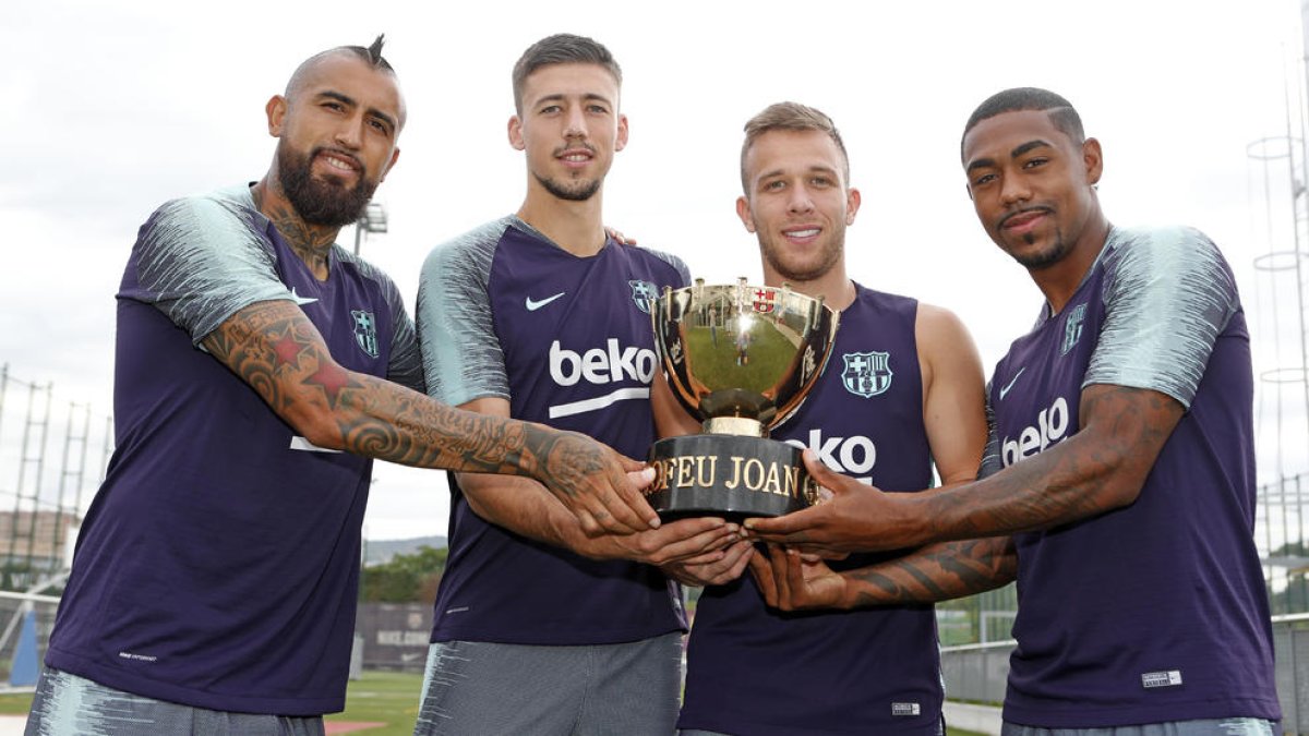 Arturo Vidal, Lenglet, Arthur i Malcom posa amb el Trofeu Joan Gamper, que avui disputaran a la que serà la presentació de l’equip.