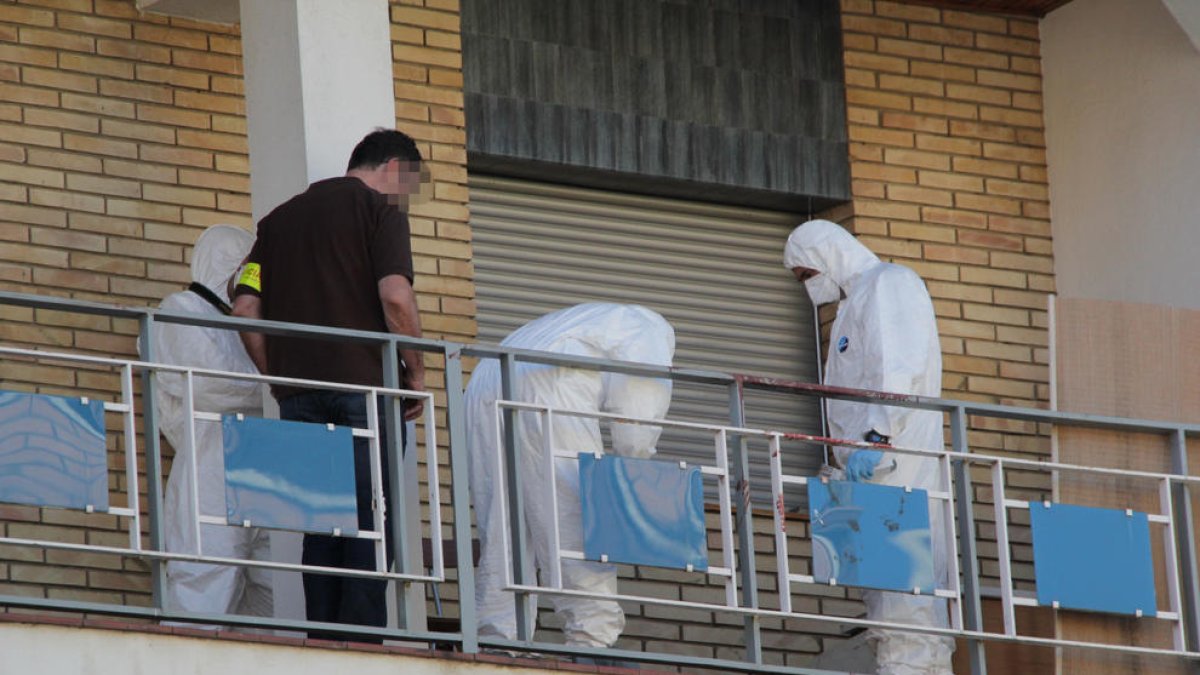 La hija de la víctima, que resultó gravemente herida, salió al balcón para pedir auxilio.