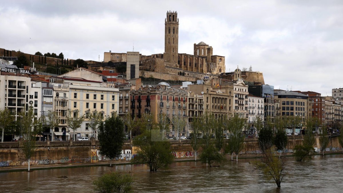 El río Segre a su paso por Lleida.