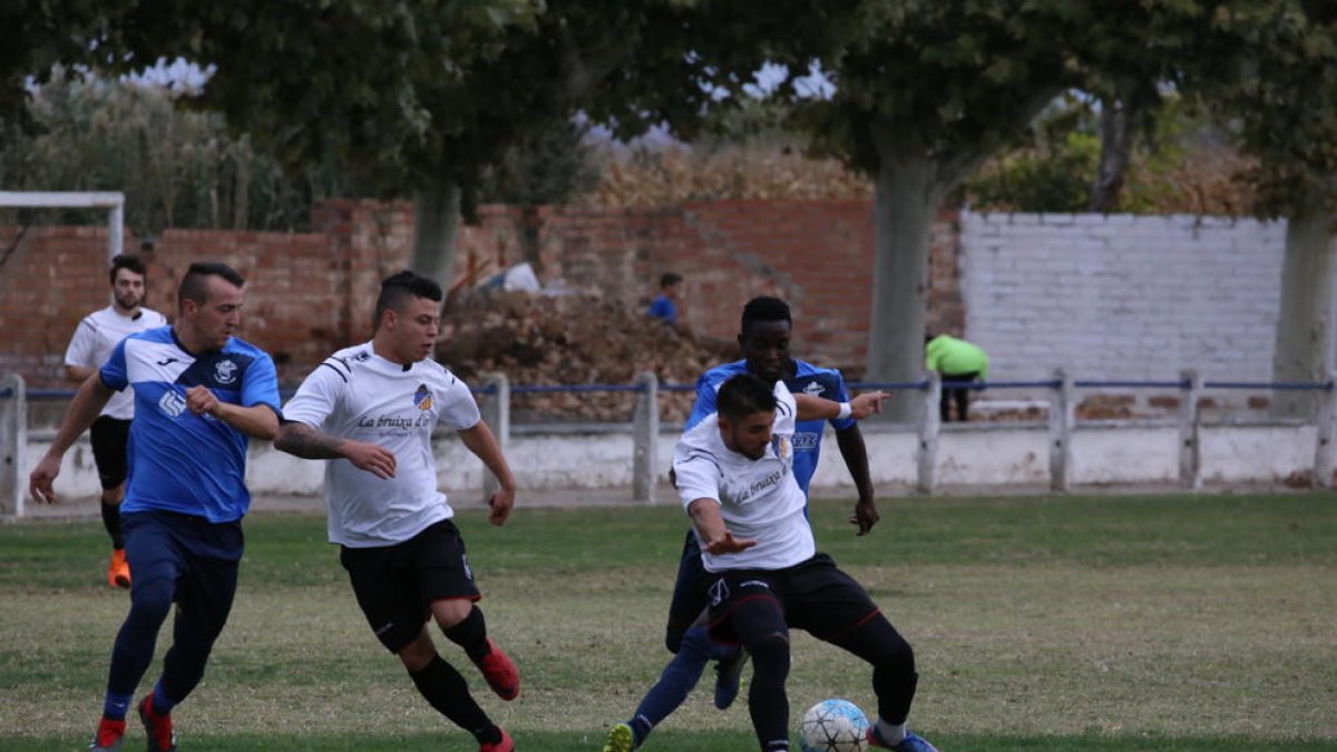 Una acció del partit d’ahir entre l’Ivars d’Urgell i el Tremp.
