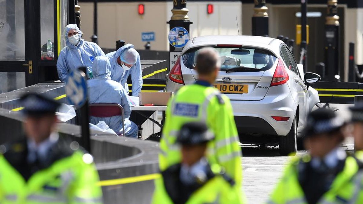 Imagen de oficiales forenses analizando el vehículo que chocó contras el Parlamento británico.