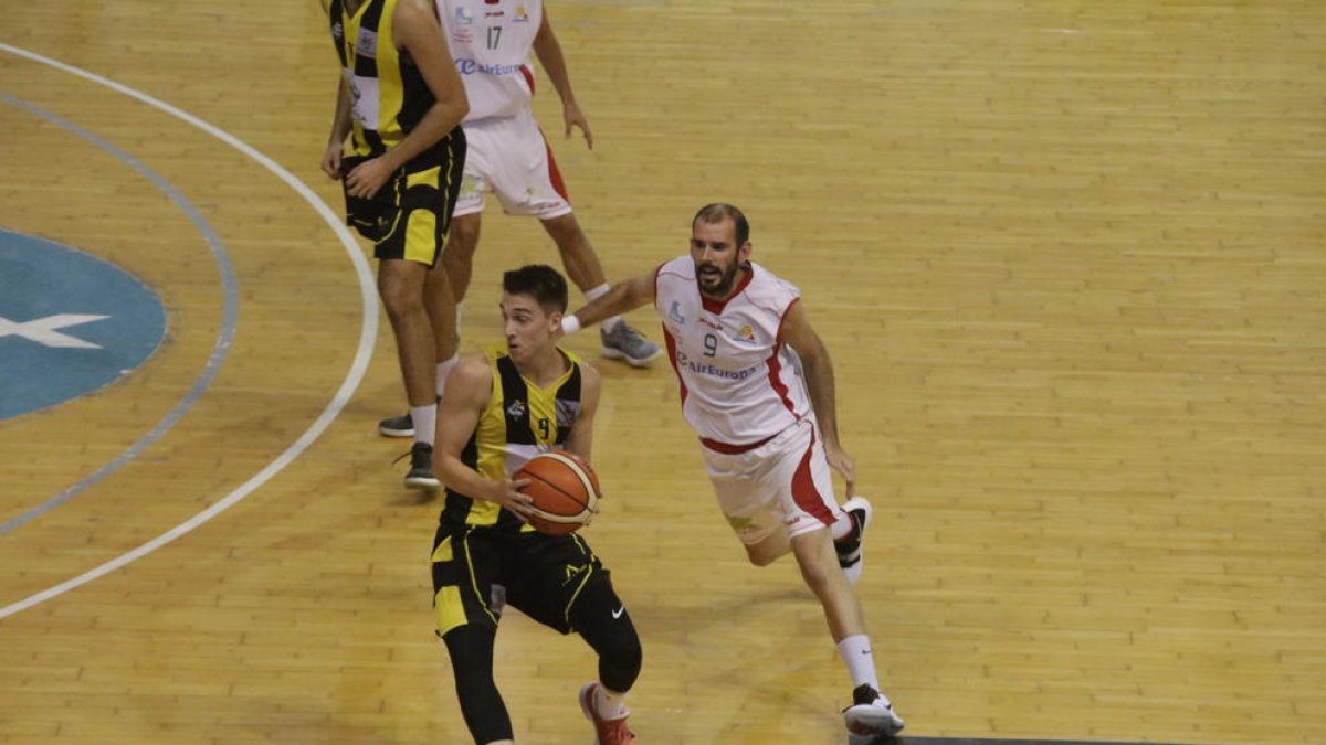 Una acció del partit d’ahir entre el Castelldefels i el Pardinyes.