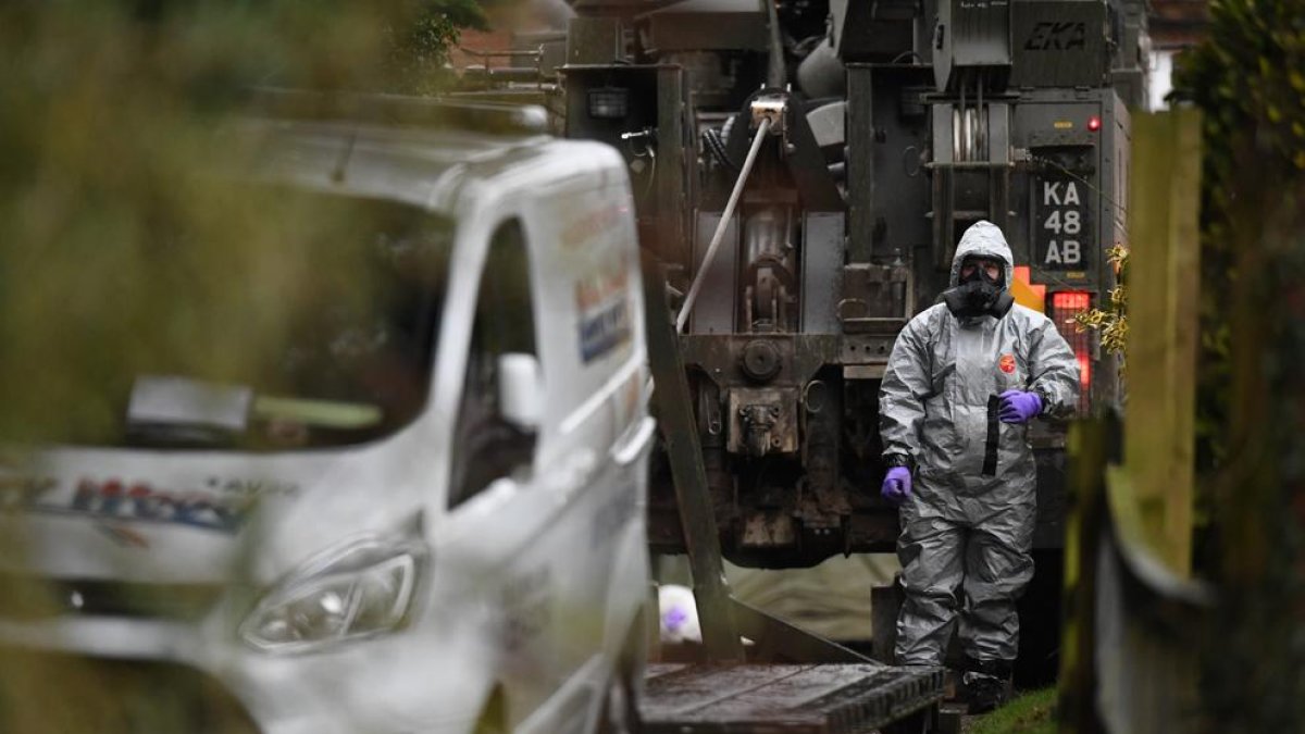 Varios expertos inspeccionaron la casa del exespía en Salisbury.