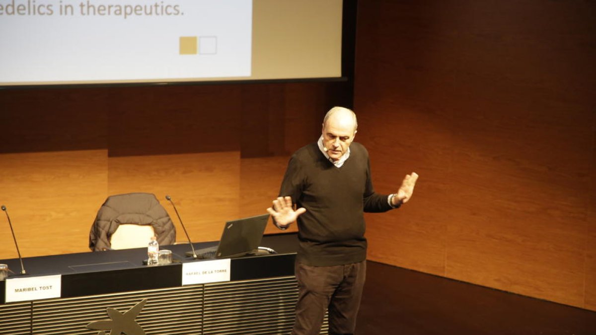 Imatge del doctor Rafael de la Torre durant la seua xarrada d’ahir al CaixaForum de Lleida.