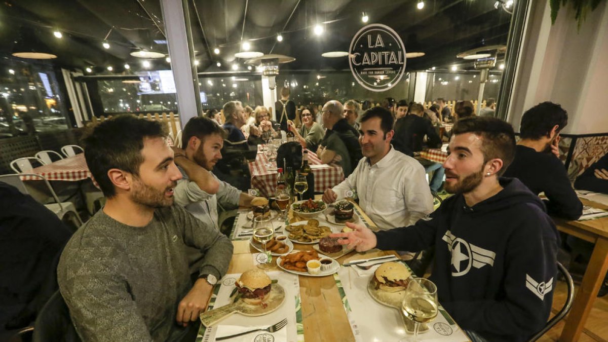Lleidatans sopant ahir a la nit al restaurant La Capital, al barri de Cappont.