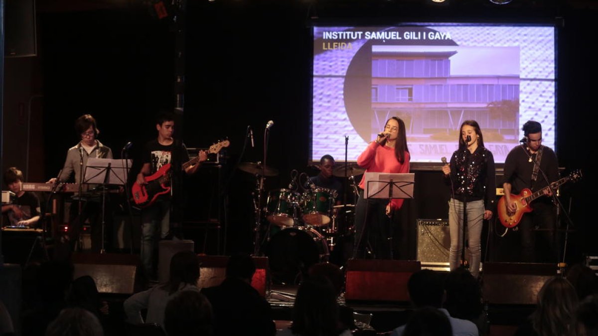 La banda Error #404#, del instituto Gili i Gaya de Lleida, abrió en el Cafè del Teatre el Secundària Rock. Derecha, alumnos del encuentro teatral, de merienda en el Escorxador.