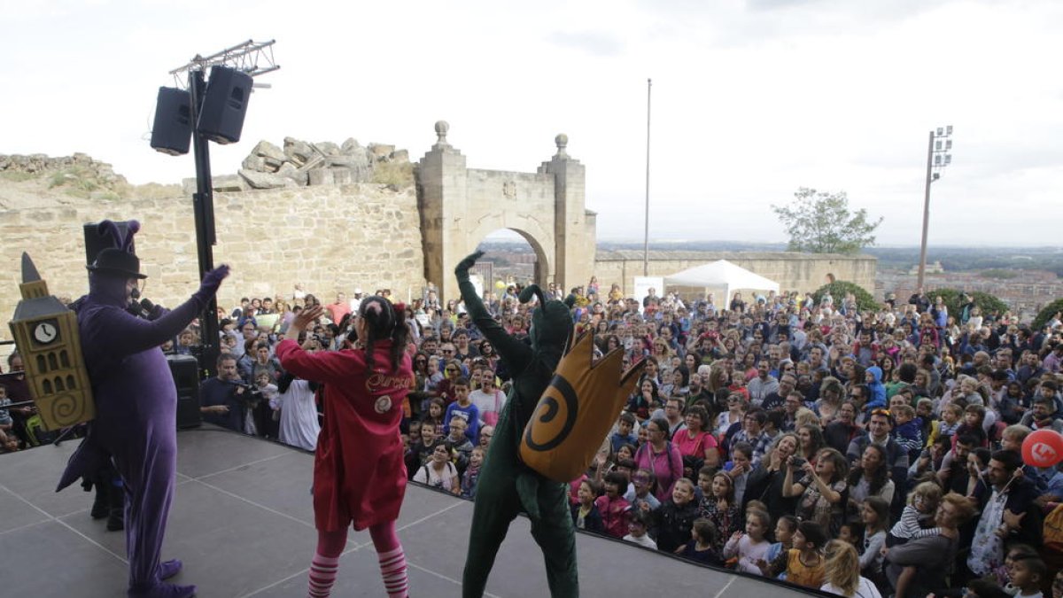 Els personatges televisius van fer ahir les delícies de la canalla amb un espectacle musical.