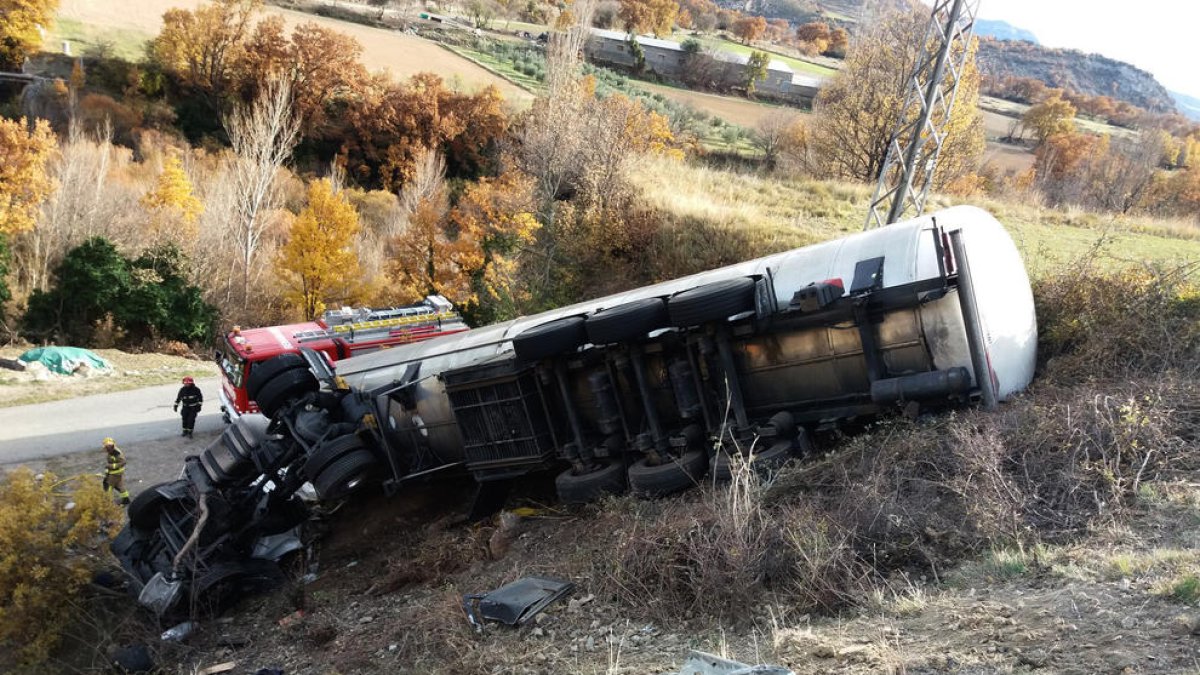 Un camió bolcat a l’altura de Sopeira, a l’N-230, el dia 27 de novembre.
