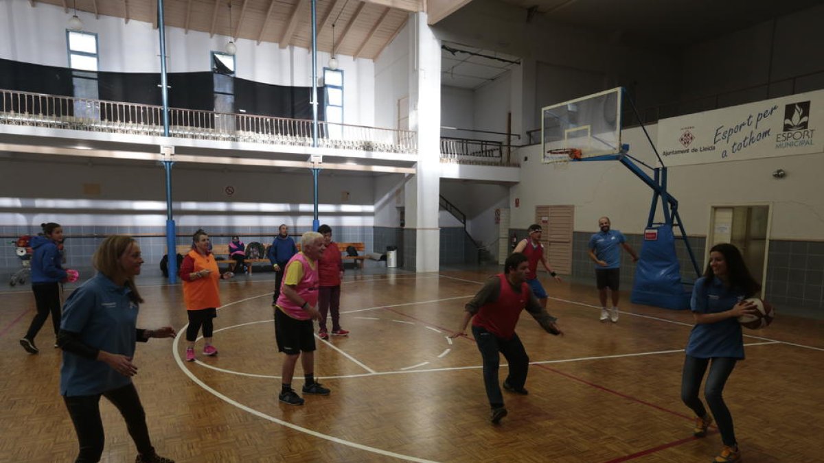 Voluntarios de CaixaBank jugando ayer con usuarios de Aspros.