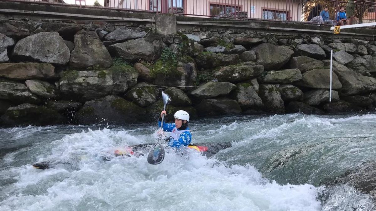 Marta Martínez, durant l’entrenament d’ahir al canal italià d’Ivrea.