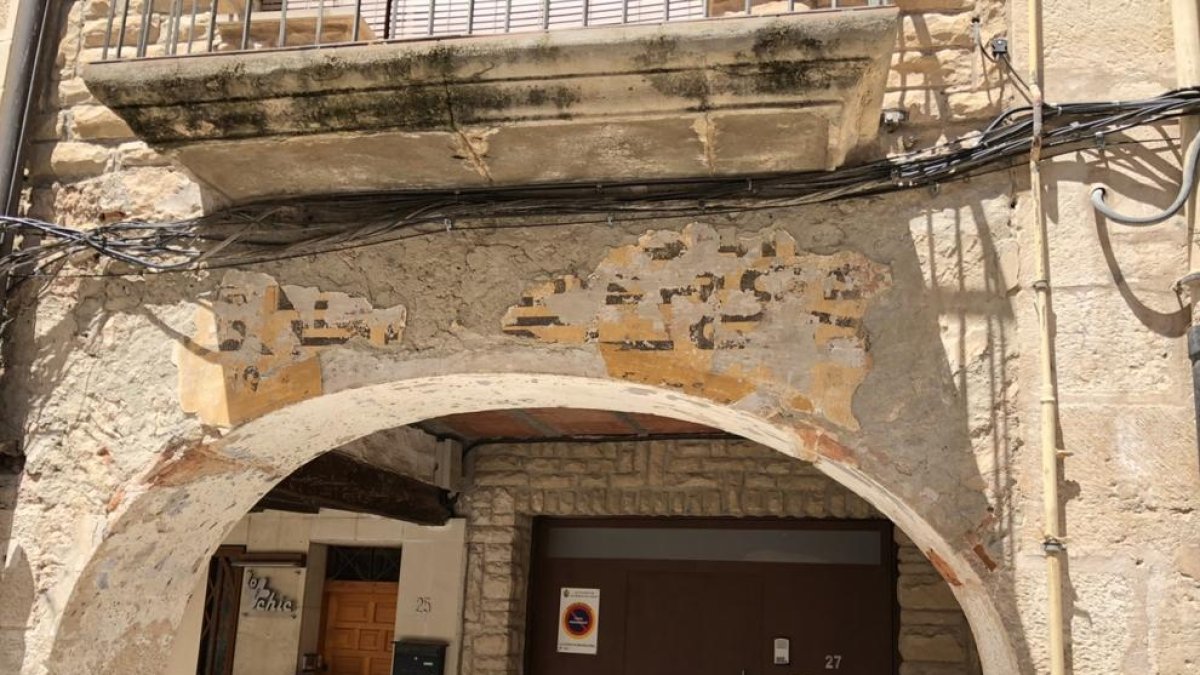 Uno de los arcos de la plaza 1 d’Octubre que se quiere rehabilitar.