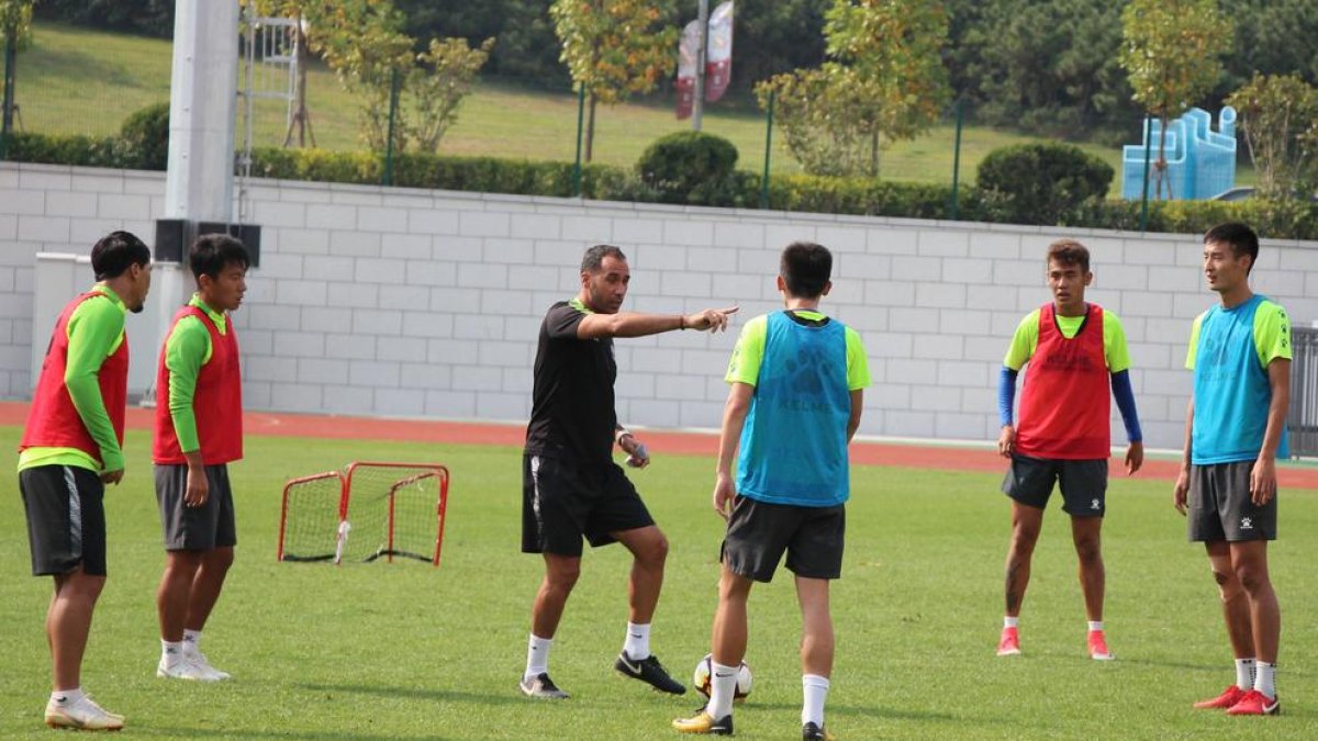 Pep Muñoz donant instruccions als jugadors del Qingdao Huanghai durant un entrenament.