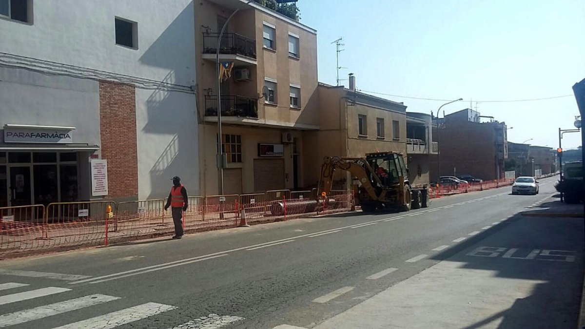 Imatge dels operaris treballant al tram urbà de l’N-230 a Almenar.