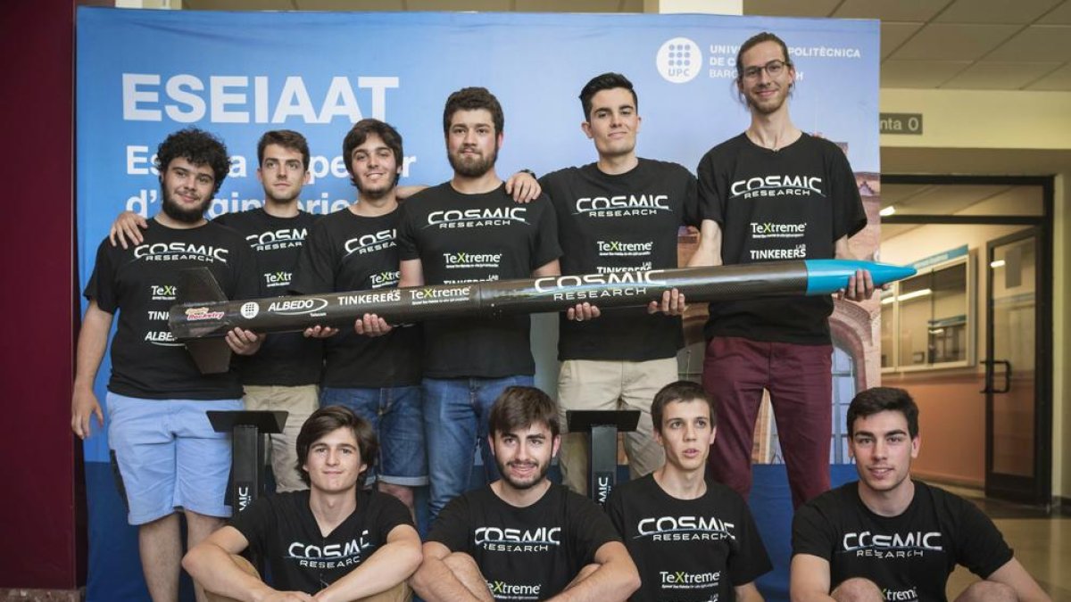 Diez de los miembros de Cosmic Research que trabajan en el diseño de cohetes.