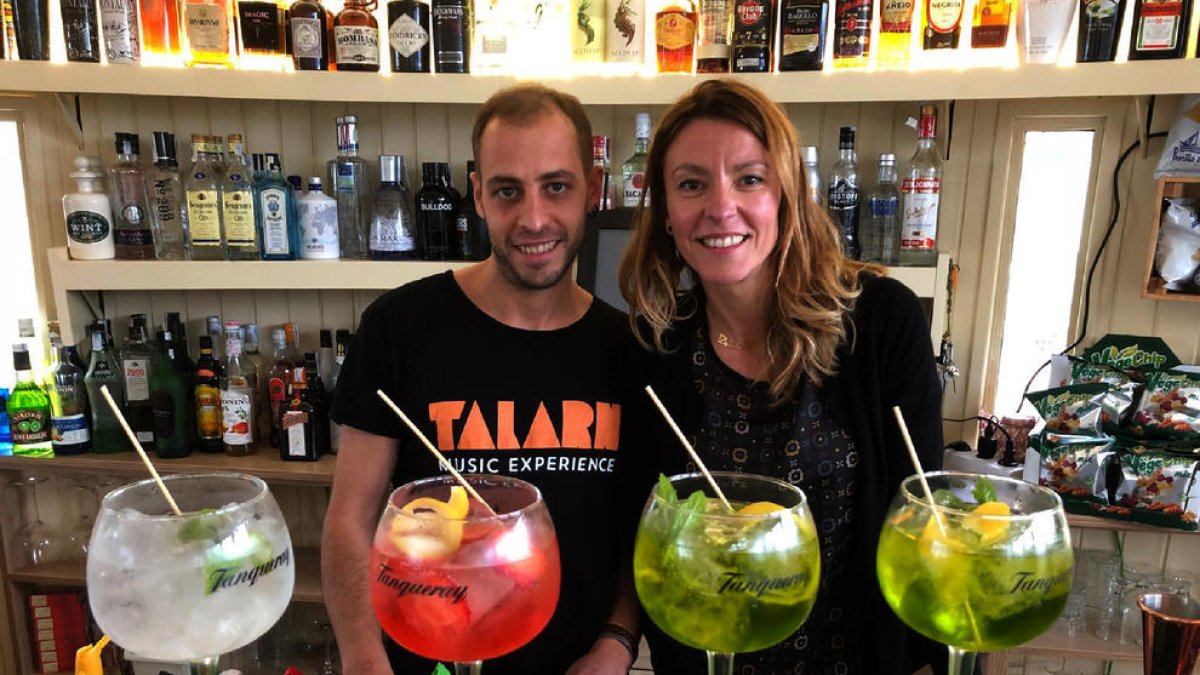 La Sònia, una de les titulars de Lo Quiosc de Tremp, amb un cambrer de sala.