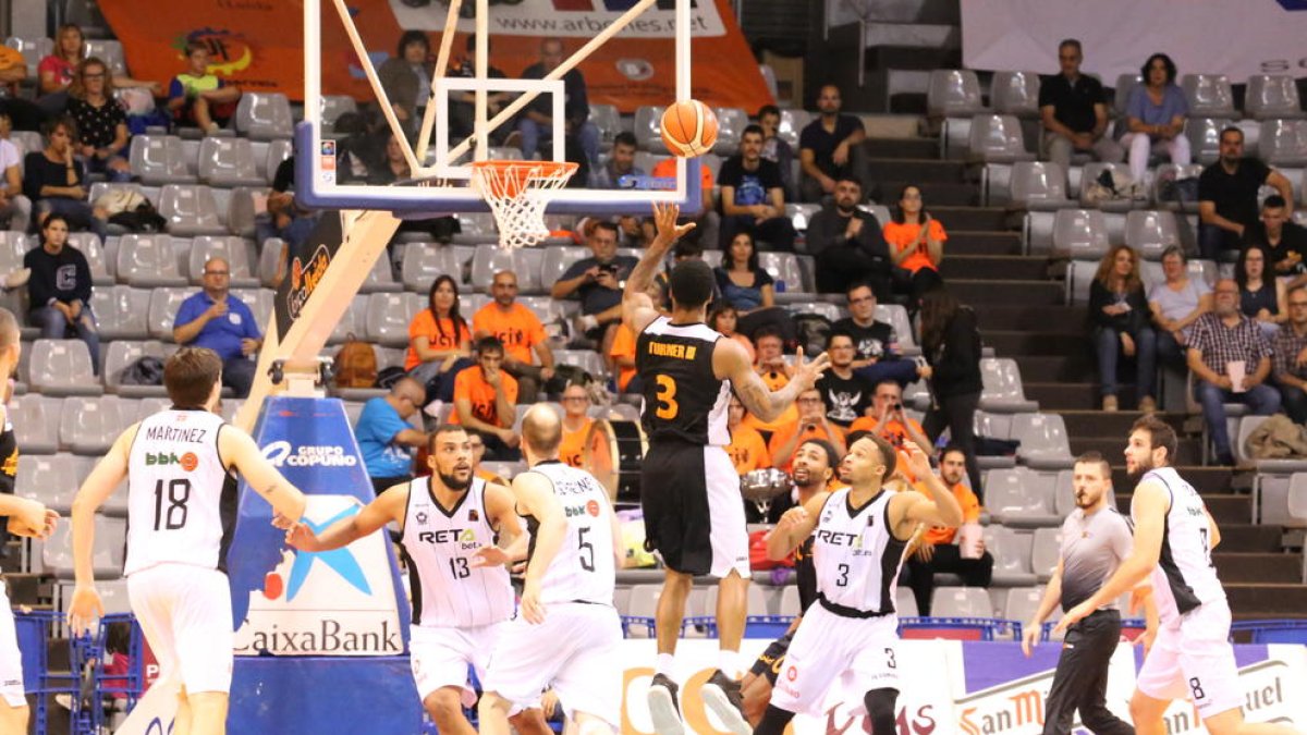 Robert Turner, que estuvo muy intermitente durante todo el partido, intenta un lanzamiento en suspensión.