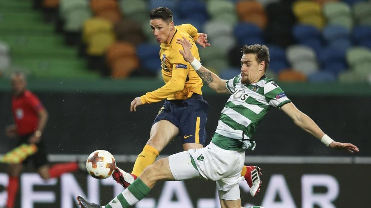 Fernando Torres supera l’oposició de Coates.