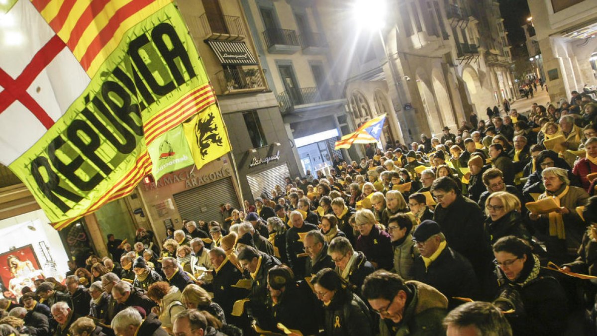 Els cantaires van tornar a prendre ahir la plaça Paeria de Lleida en record dels “presos polítics” i els “exiliats”.