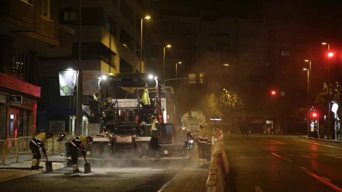 Trabajos nocturnos para asfaltar la avenida Catalunya.