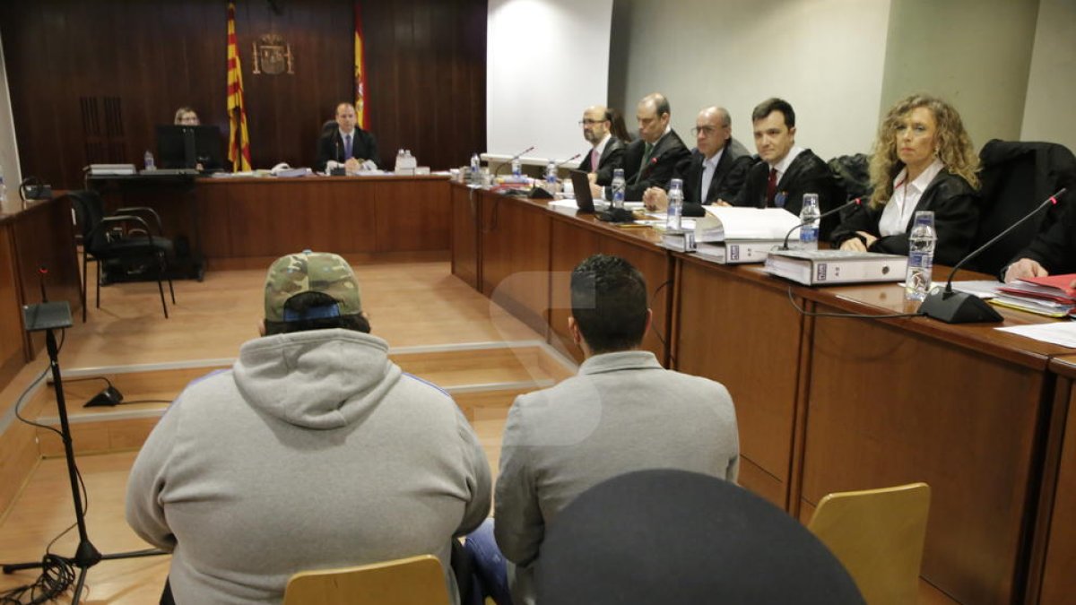 Ismael Rodriguez, a la derecha, y el propietario de la escopeta, este lunes durante el primer día de juicio.