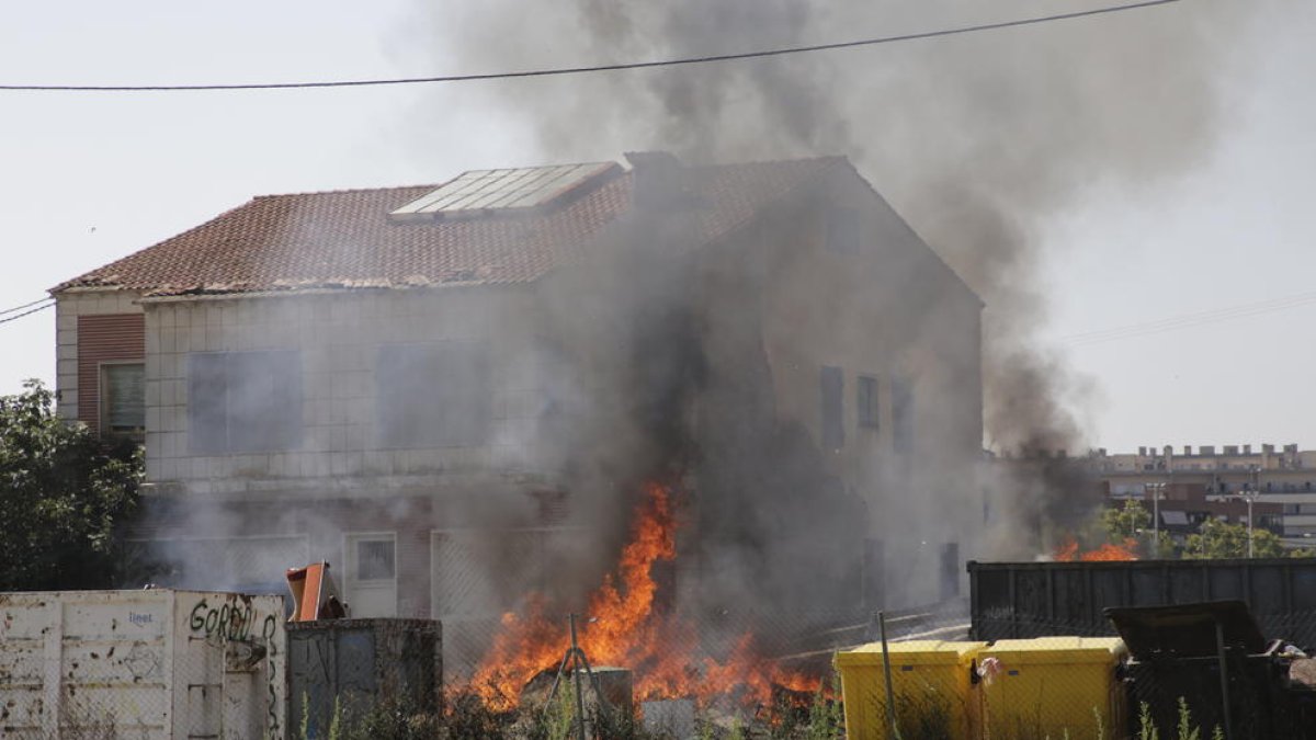 L’incendi d’ahir a les instal·lacions d’Ilnet a Pardinyes va causar una gran fumarada. A la dreta, un bomber després de controlar-lo.