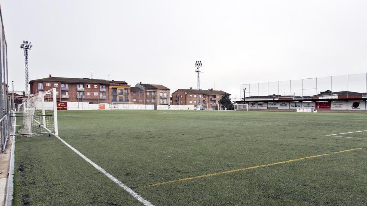 Imatge del camp de futbol de Guissona, que estrena enllumenat.