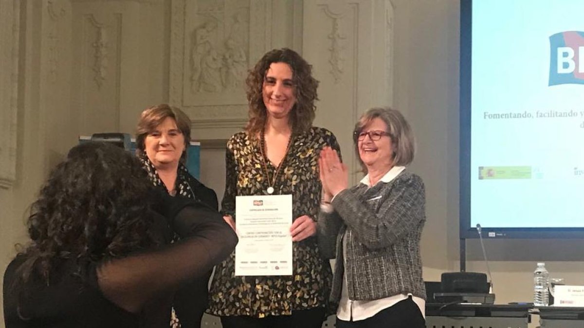 Mercè Floguera y Doris Grinspun reciben la acreditación.