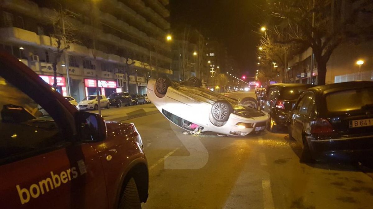 Vista del vehículo volcado al tener un accidente el domingo por la noche en el paseo de Ronda.
